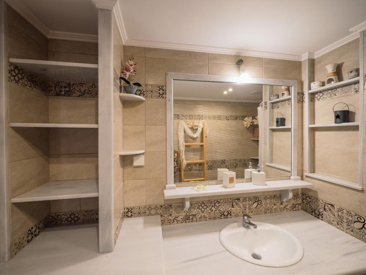 Kellys Cozy One Bedroom House Next To The Beach Ikonomianika Ngoại thất bức ảnh